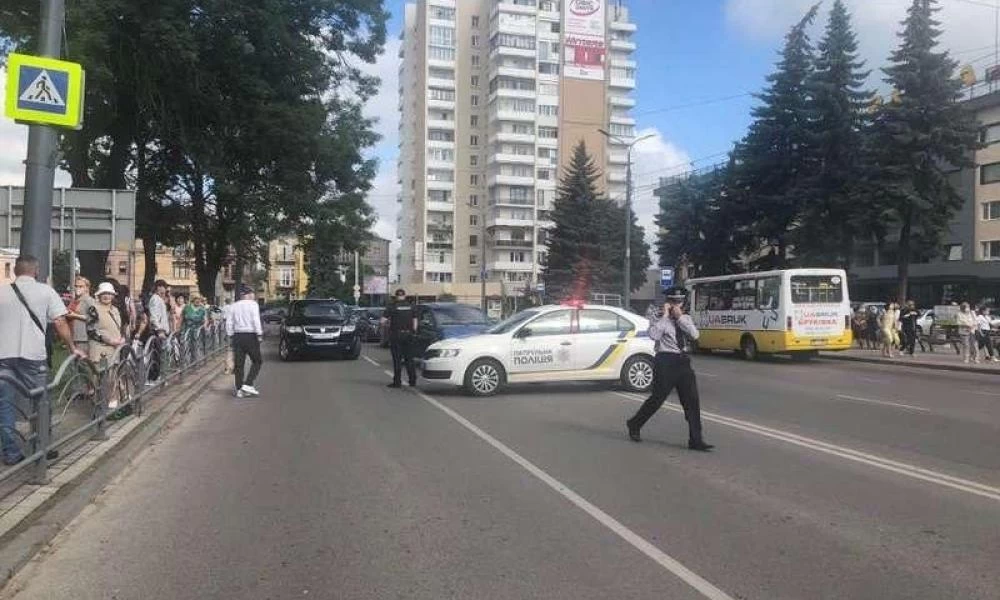 Ουκρανία: Άνδρας οπλισμένος και "ζωσμένος" με εκρηκτικά κρατά 20 επιβάτες λεωφορείου ομήρους